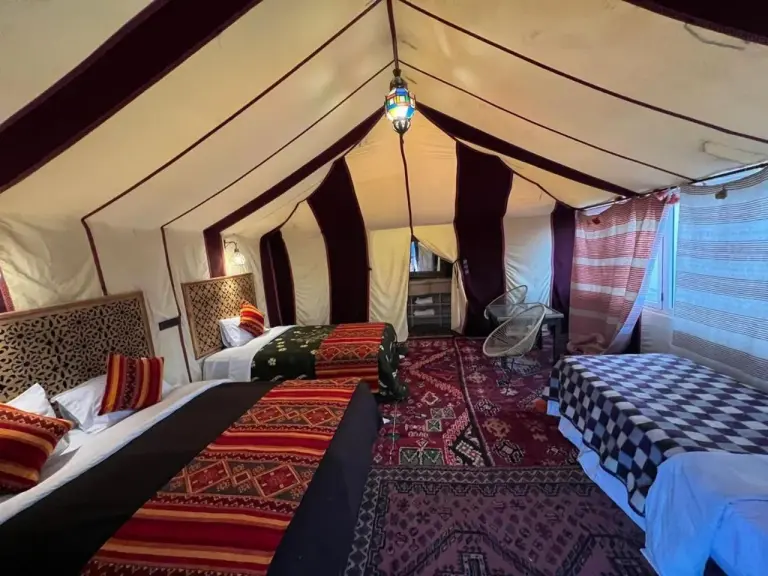 Amplio interior de tienda en Fantastic Luxury Dunes Camp en Merzouga