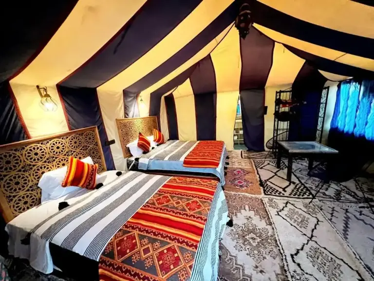 Diseño interior elegante de una tienda en Fantastic Luxury Dunes Camp en Merzouga