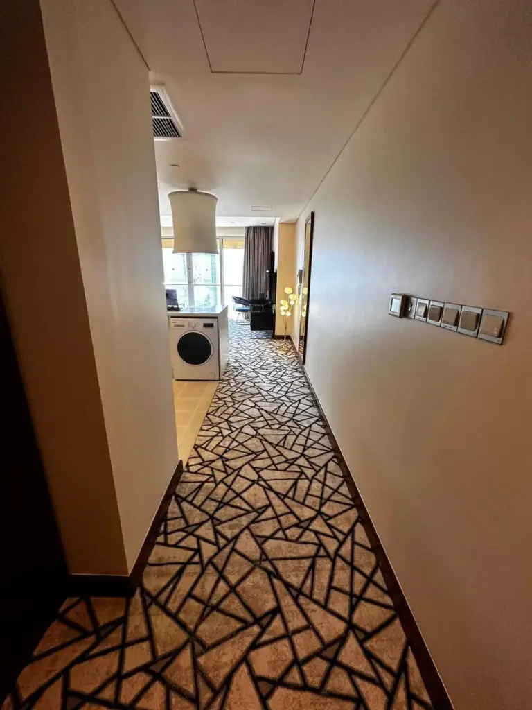 Pasillo de Fashion Avenue Dubai Mall Burj Khalifa View Residence con comodidades