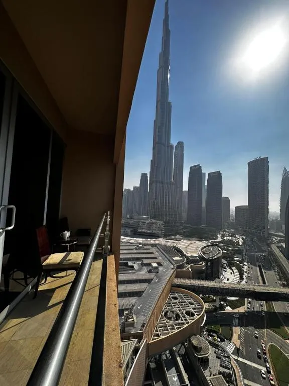 Balcon du Fashion Avenue Dubai Mall Burj Khalifa View Residence surplombant la ville
