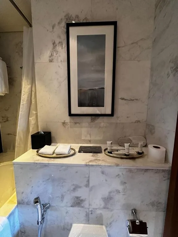 Configuration de salle de bain chic au Fashion Avenue Dubai Mall Burj Khalifa View Residence