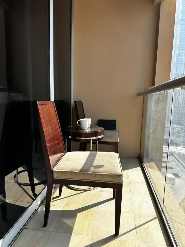 Asientos al aire libre en el balcón de Fashion Avenue Dubai Mall Burj Khalifa View Residence