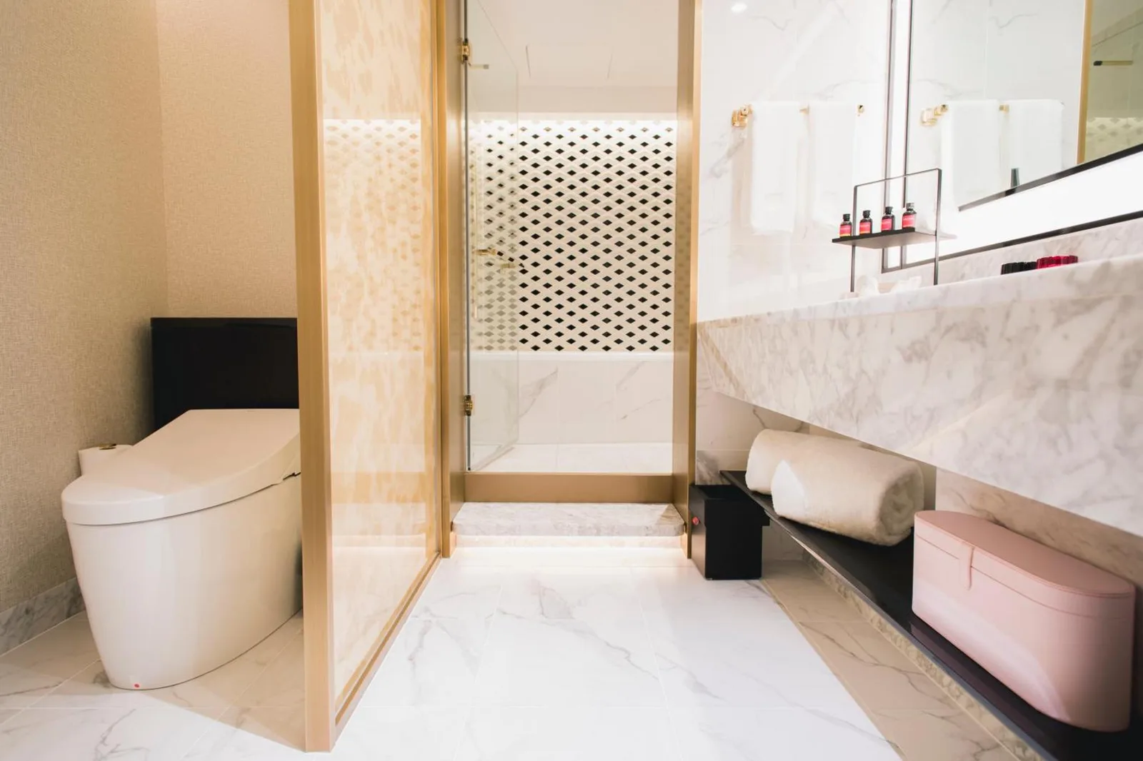 Salle de bains élégante du Fauchon Hotel Kyoto avec équipements modernes
