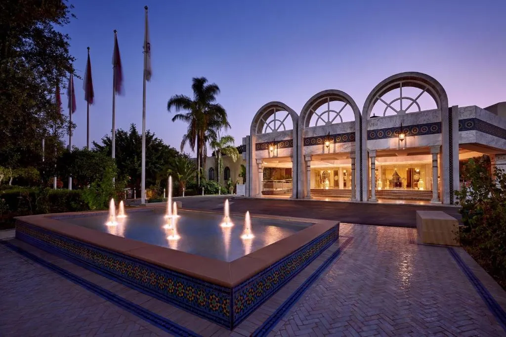 Entrée de l'Hôtel Fes Marriott Jnan Palace au crépuscule