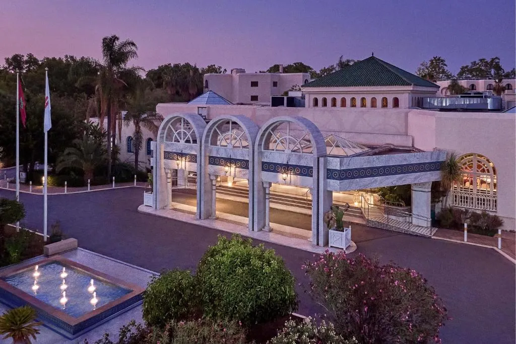 Vue extérieure de l'Hôtel Fes Marriott Hotel Jnan Palace au crépuscule