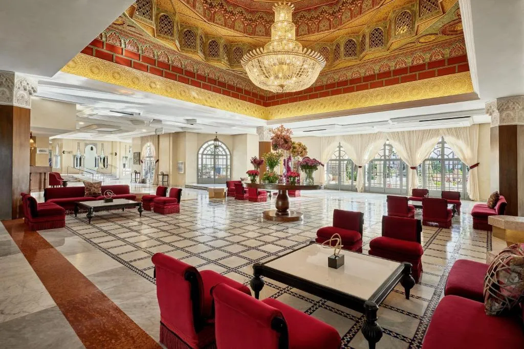 Zone de hall luxueuse à l'Hôtel Fes Marriott Jnan Palace