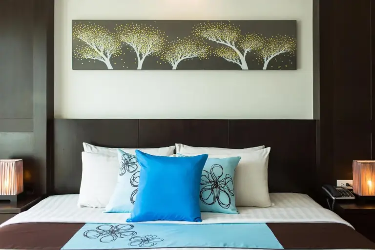 Detalle del estilo de la cama en Fifth Pattaya Jomtien By Shiwalai Int en Pattaya, con cojines decorativos