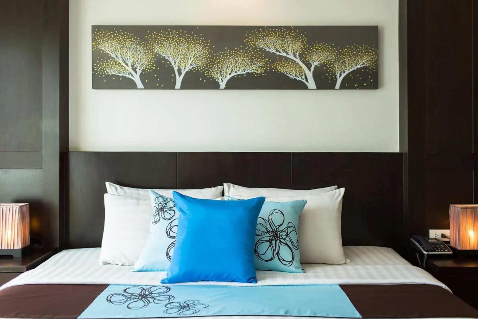 Detalle del estilo de la cama en Fifth Pattaya Jomtien By Shiwalai Int en Pattaya, con cojines decorativos