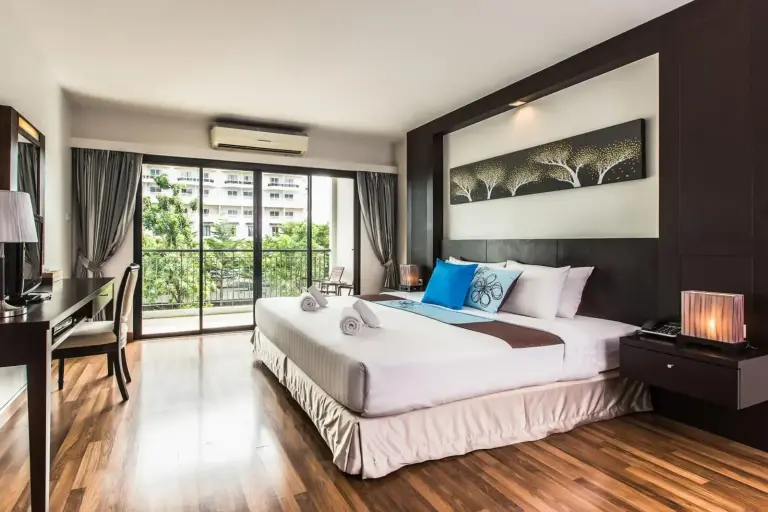 Dormitorio king en Fifth Pattaya Jomtien By Shiwalai Int en Pattaya, con balcón y decoración moderna