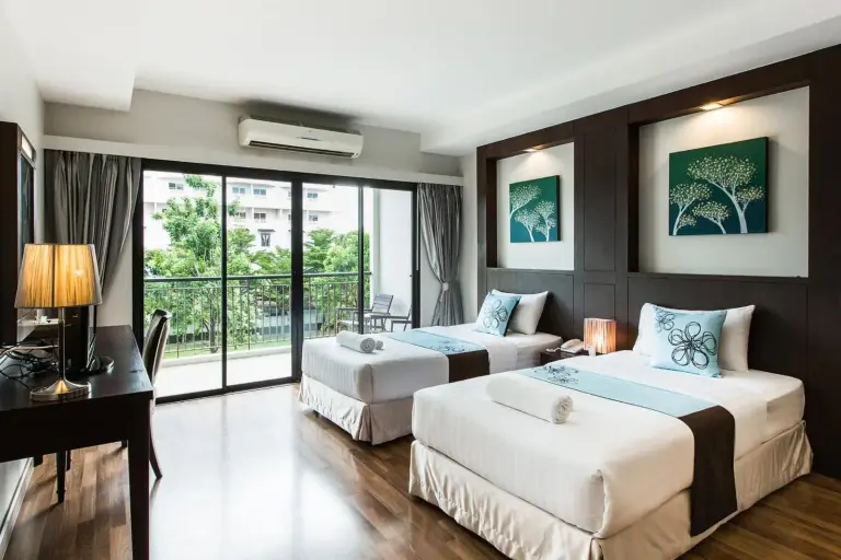 Habitación twin luminosa en el hotel Fifth Pattaya Jomtien By Shiwalai Int en Pattaya, con vistas desde el balcón