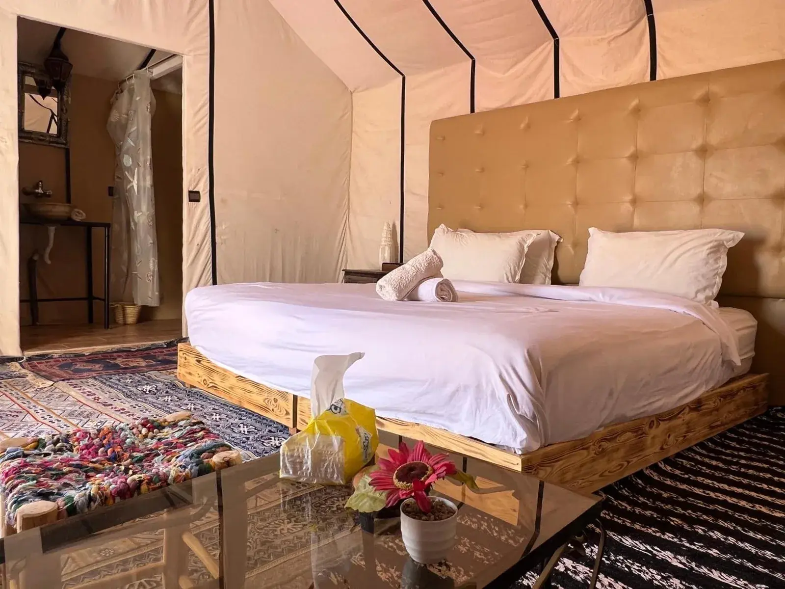 Modernes Zelt mit gemütlicher Atmosphäre im Finest Luxury Camp, Merzouga