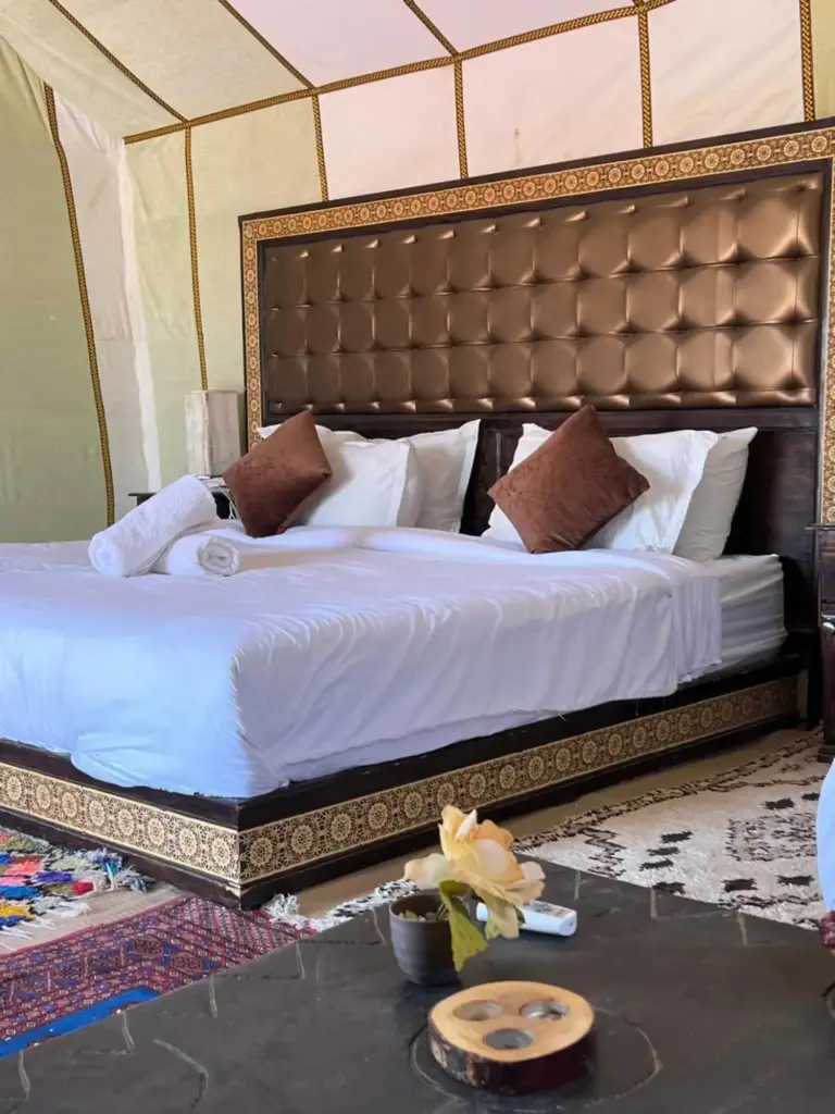 Luxuriöse Doppelbett-Anordnung im Finest Luxury Camp, Merzouga