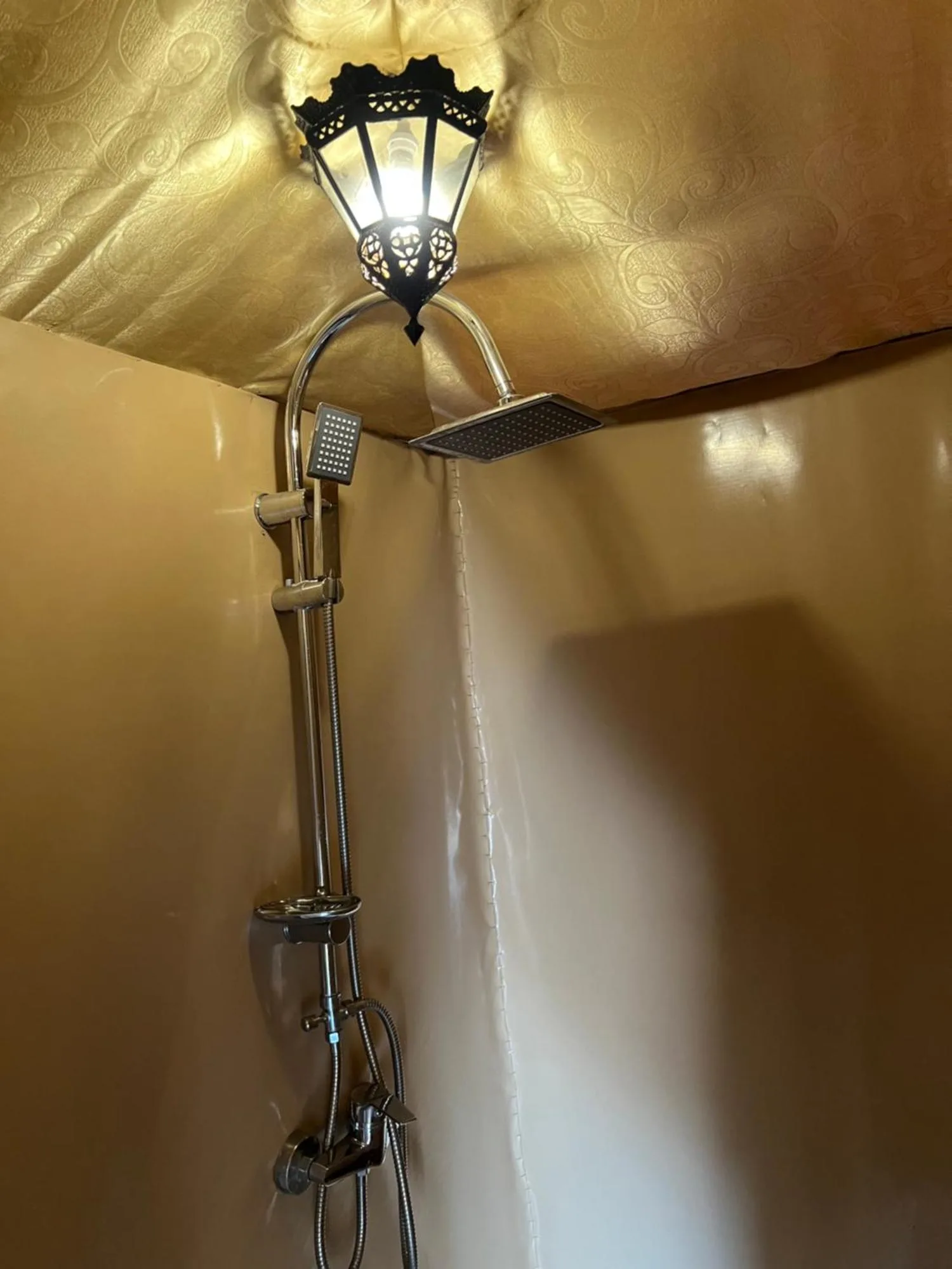 Moderne Duscharmatur im Finest Luxury Camp, Merzouga