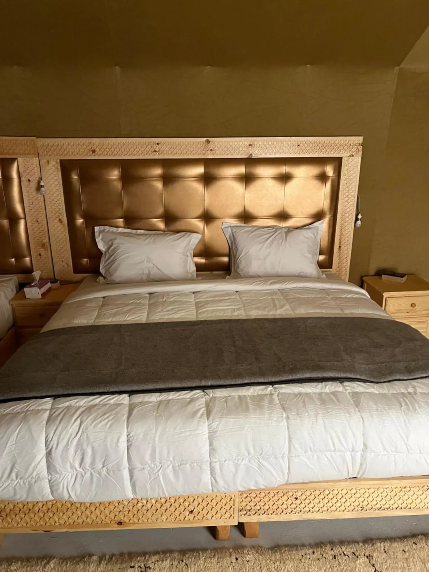 Stilvolles Schlafzimmer in Goldtönen im Finest Luxury Camp, Merzouga