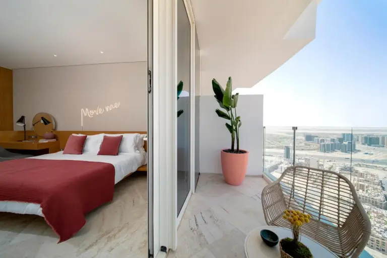 FIVE Jumeirah Village – hôtel à Dubaï, Émirats arabes unis – un salon avec un canapé, un bureau et une télévision au FIVE Jumeirah Village à Dubaï