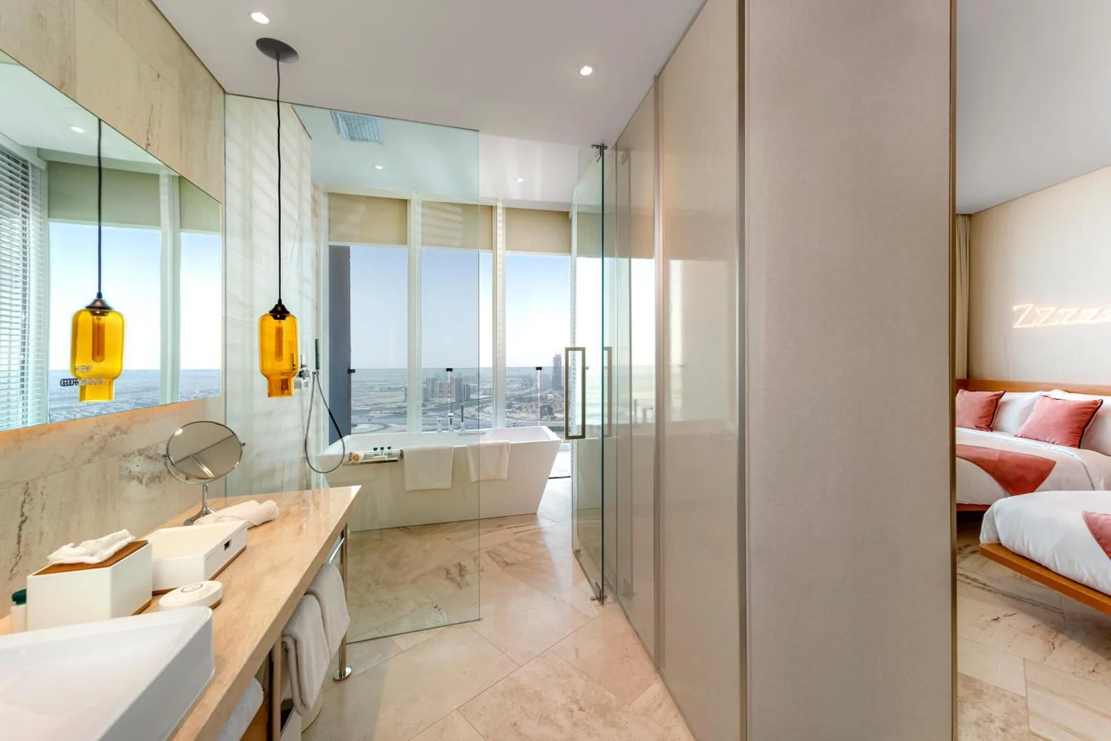 Balcon privé avec coin salon et accès à la chambre au FIVE Jumeirah Village à Dubaï