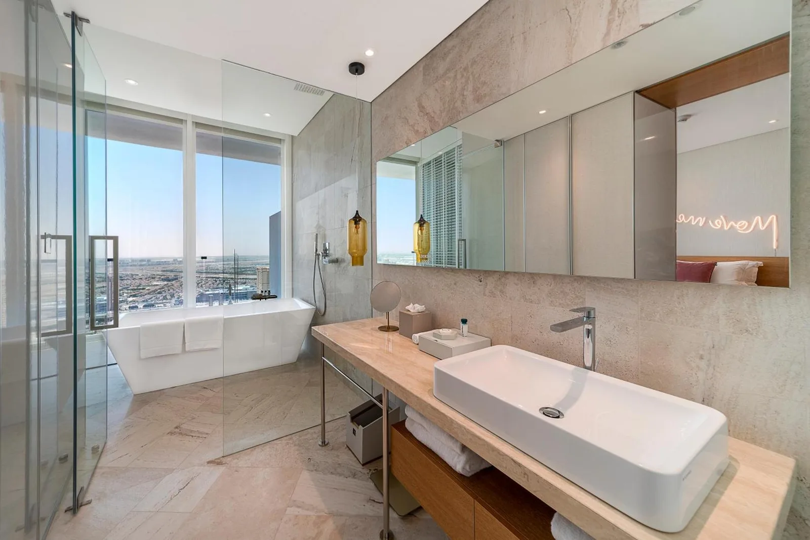 Salle de bains moderne avec baignoire et meuble vasque au FIVE Jumeirah Village à Dubaï