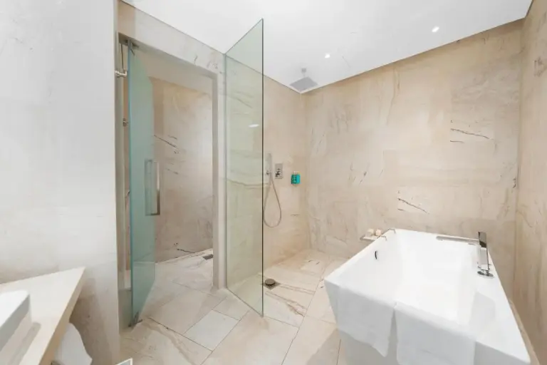 Chambre twin contemporaine avec canapé et télévision au FIVE Jumeirah Village à Dubaï