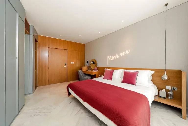 Chambre twin avec coin salon au FIVE Jumeirah Village à Dubaï
