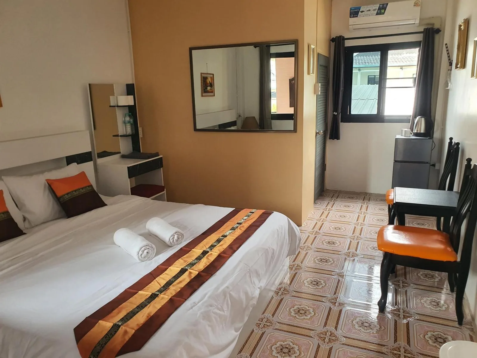 Forge boutique – hotel en Chiang Mai, Tailandia – un dormitorio con una cama, un espejo y una silla en Forge boutique en Chiang Mai