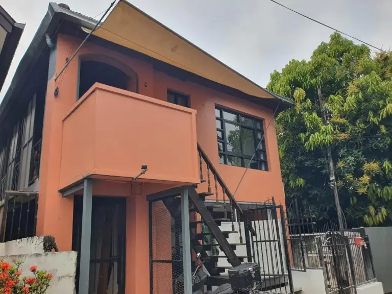 Habitación de huéspedes de Forge Boutique Chiang Mai con cama doble, espejo y zona de escritorio