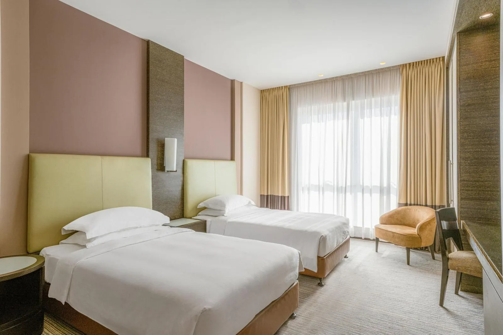 Modern twin room at Four Points by Sheraton Al Ain overlooking the landscape