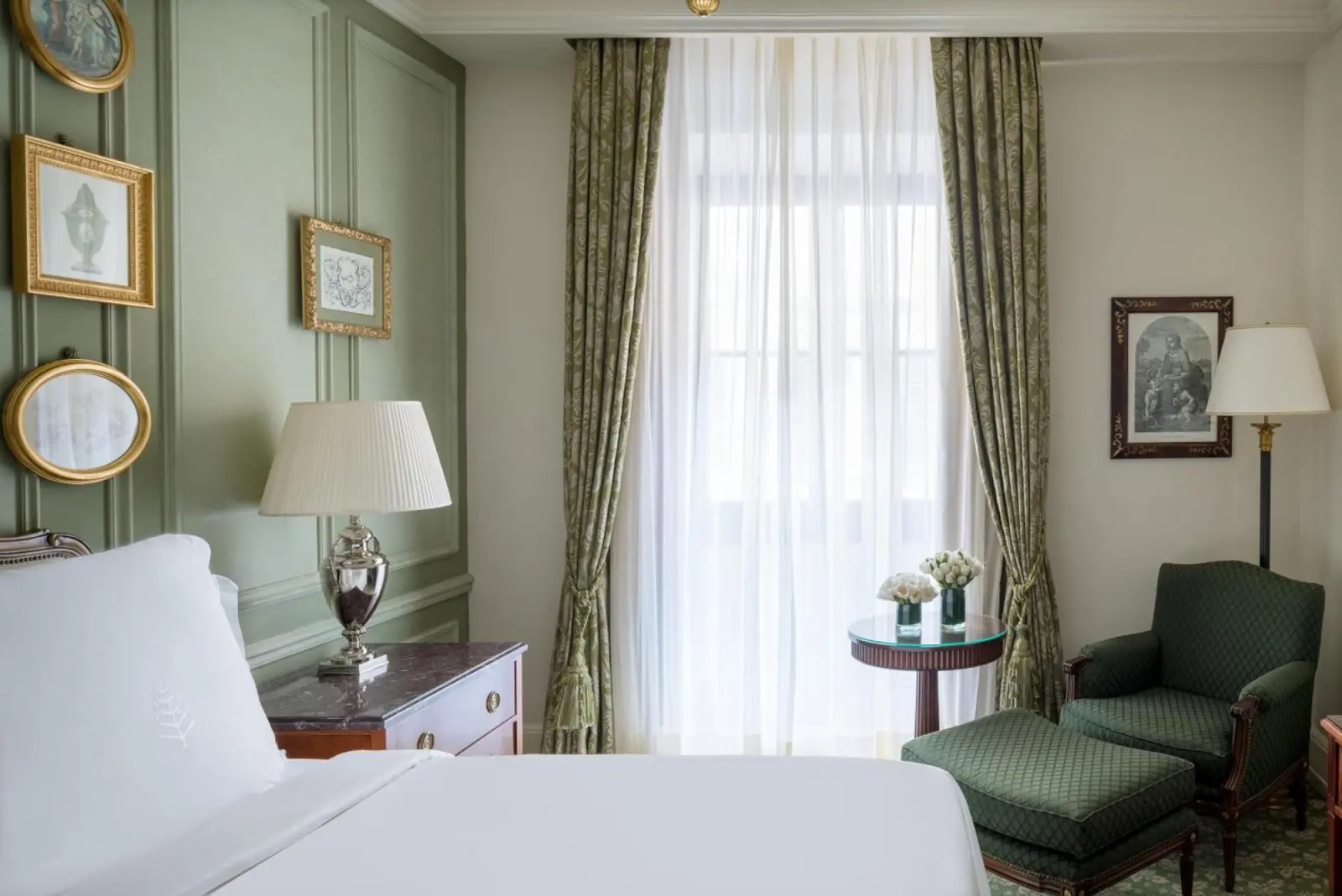 Four Seasons Hotel Firenze elegant guest room with king-size bed