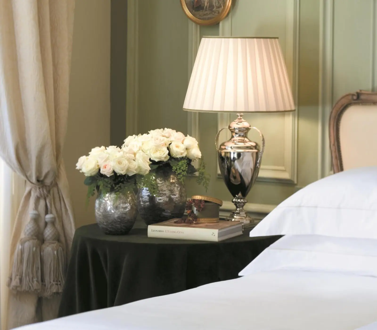 Four Seasons Hotel Firenze close-up of room decor with flowers