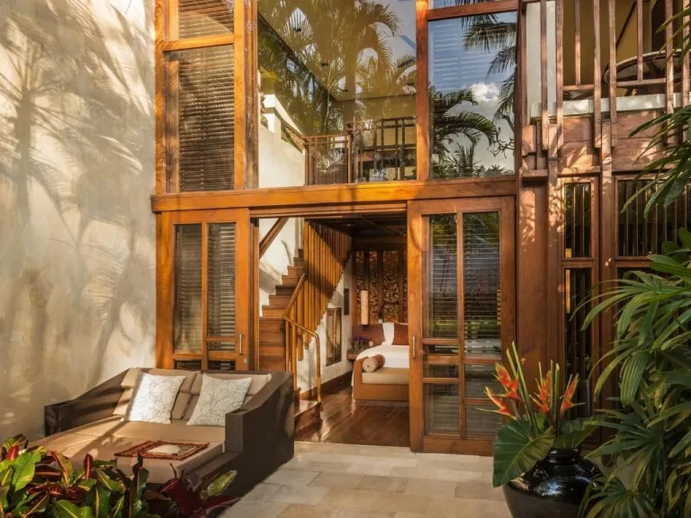 Área de lounge exterior en Four Seasons Resort Bali at Sayan con plantas tropicales