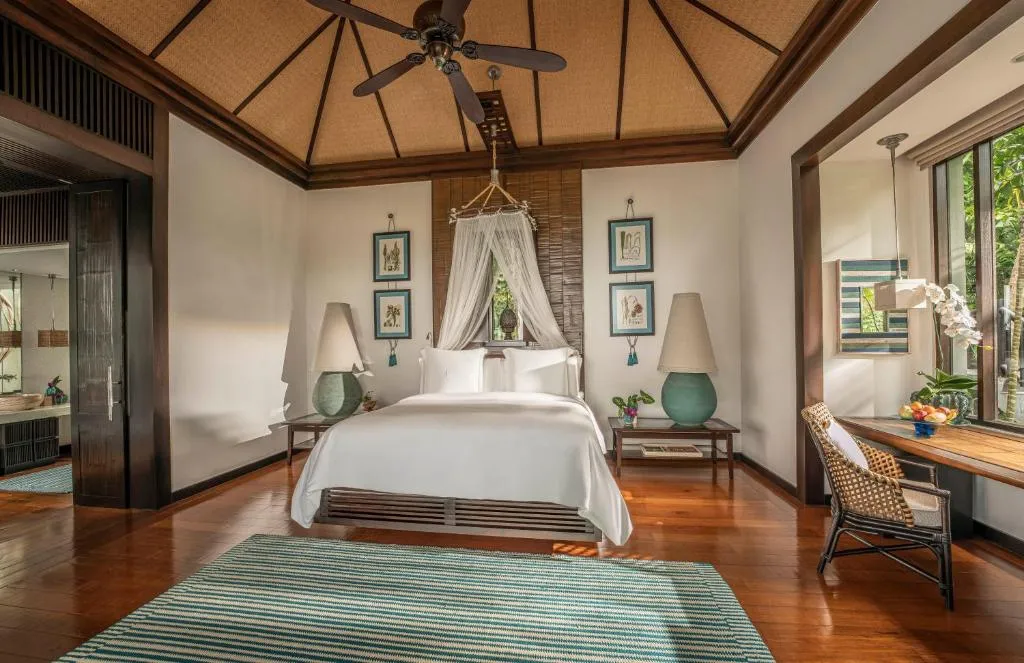 Four Seasons Resort Koh Samui – Koh Samui, Thailand hotel – a bedroom with a bed and a ceiling fan at Four Seasons Resort Koh Samui in Mae Nam
