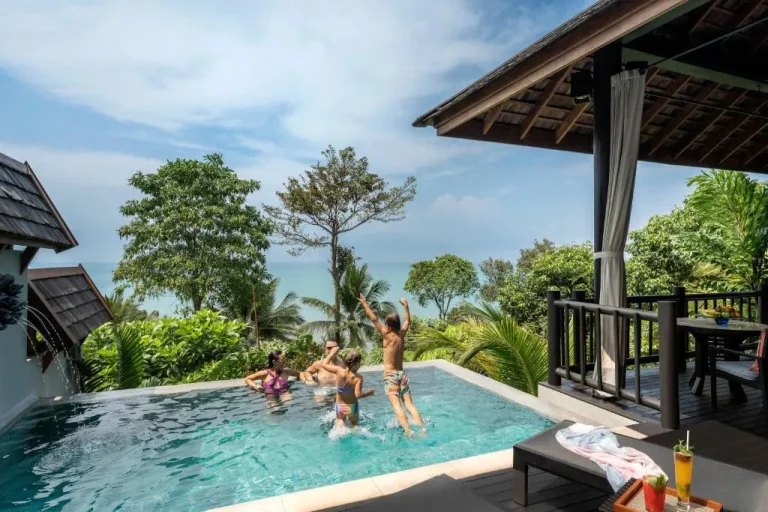 Four Seasons Resort Koh Samui – Koh Samui, Thailand hotel – a group of kids playing in a swimming pool at Four Seasons Resort Koh Samui in Mae Nam