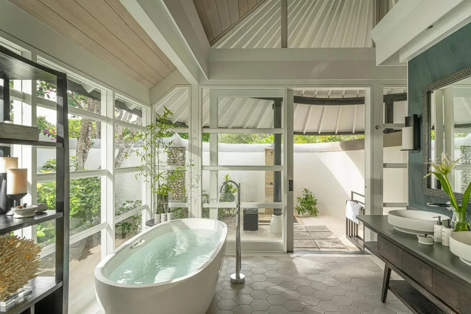 Luxuriöses Badezimmer in einer Suite im Four Seasons Resort Maldives at Kuda Huraa.