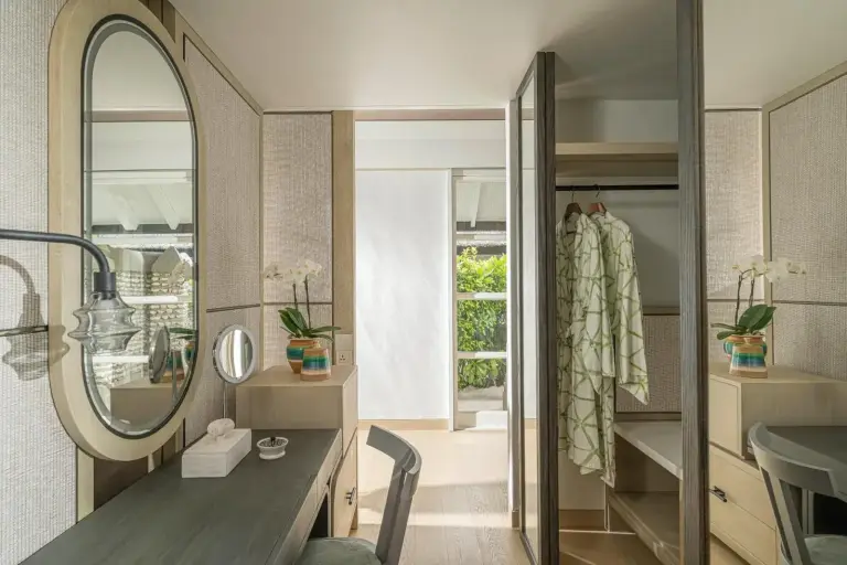 Umkleideraum in einer Suite im Four Seasons Resort Maldives in Kuda Huraa mit modernem Dekor.