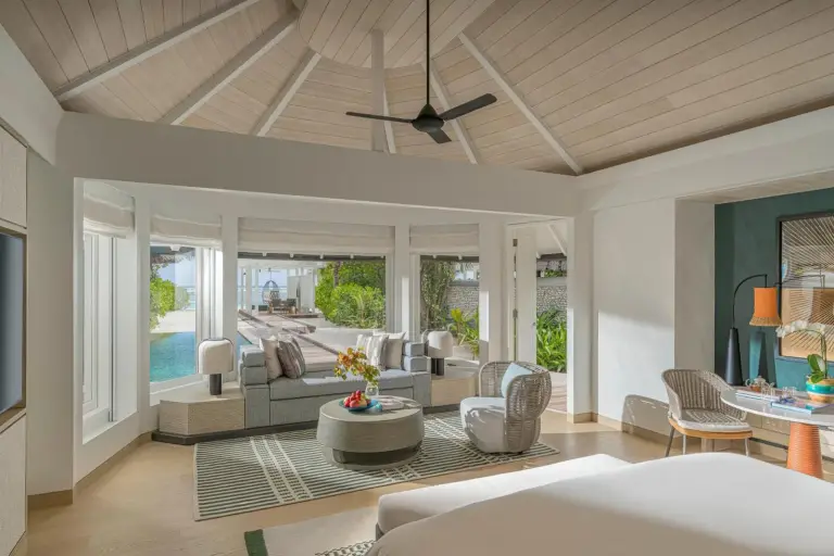 Geräumiges Wohnzimmer in einer Suite im Four Seasons Resort Maldives in Kuda Huraa.