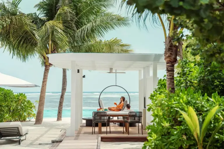 Outdoor-Lounge-Bereich im Four Seasons Resort Maldives at Kuda Huraa, perfekt zum Entspannen.