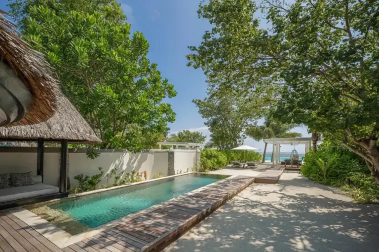 Privater Poolbereich im Four Seasons Resort Maldives at Kuda Huraa mit tropischer Umgebung.