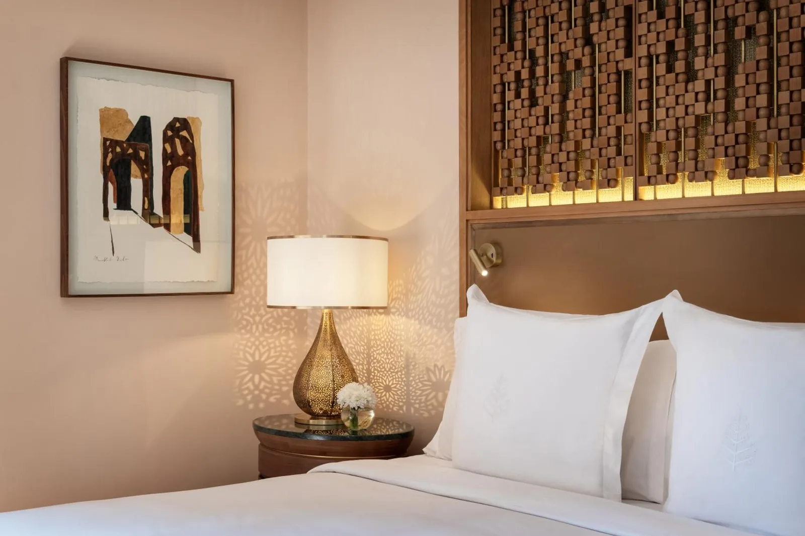 Cama y decoración elegantes en Four Seasons Resort Marrakech