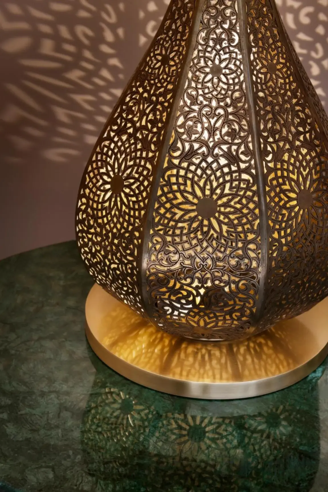 Lámpara decorativa intrincada en Four Seasons Resort Marrakech