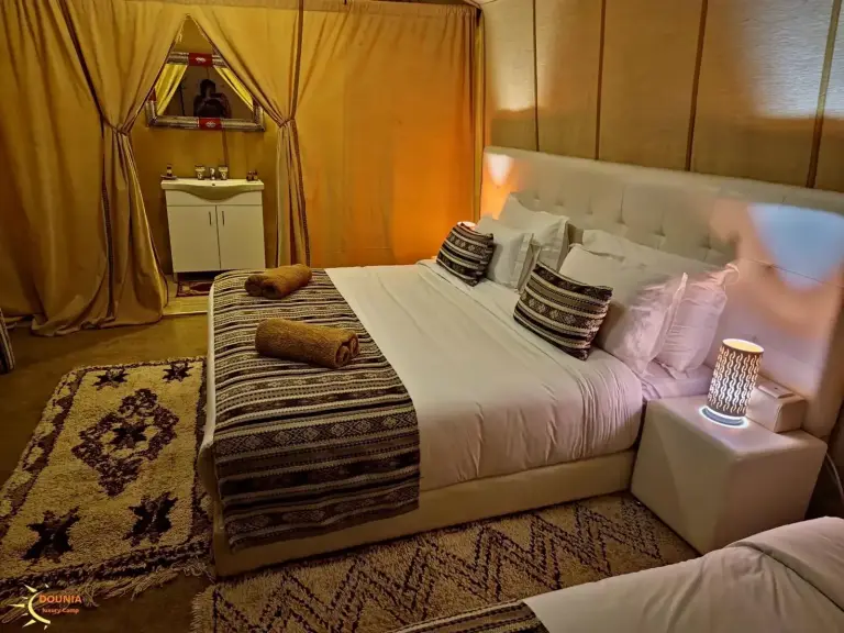 Gemütlicher Schlafbereich im Fox Luxury Desert Camp in Merzouga