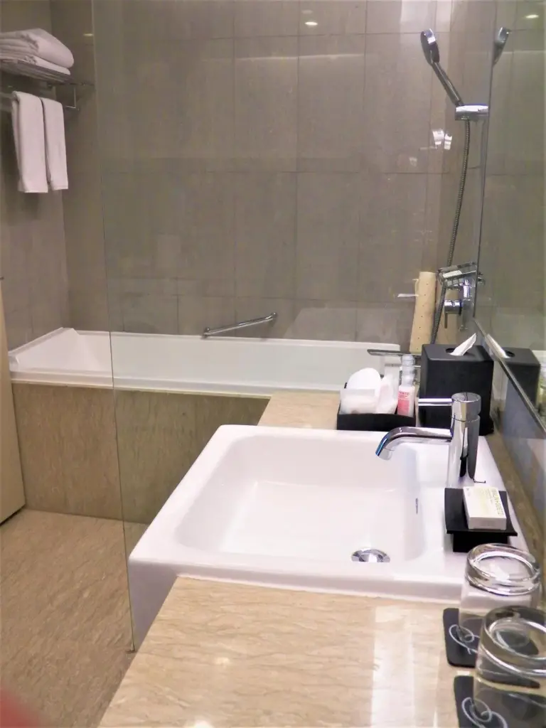 Baño en Fraser Residence Menteng Jakarta con lavabo, inodoro y lavadora