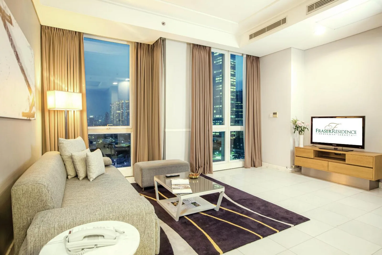 Schlafzimmer mit Aussicht im Fraser Residence Sudirman Jakarta