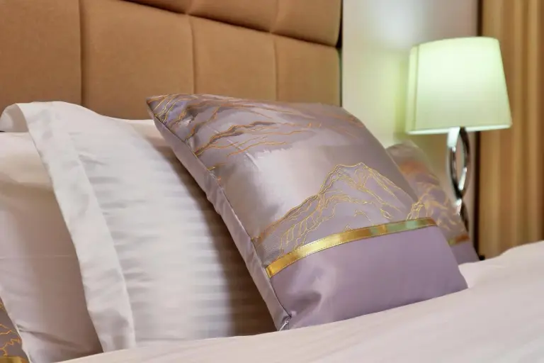 Primer plano de la ropa de cama en Dream View holiday home rental en Dubai