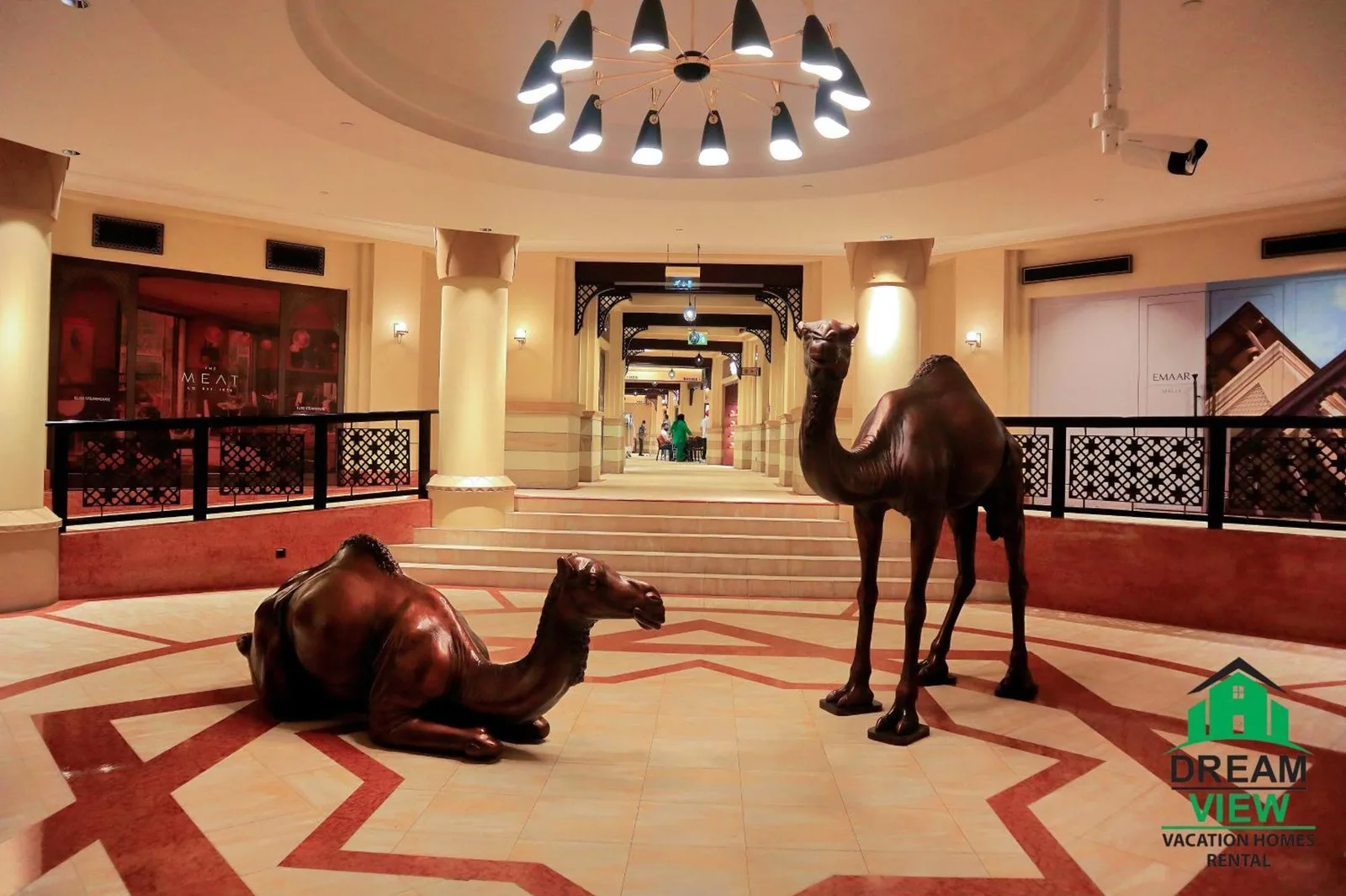 Statues de chameaux uniques dans le hall de la maison de vacances Dream View à Dubaï