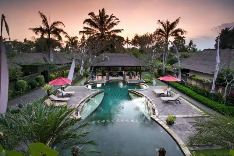 Außenpoolbereich des FuramaXclusive Resort & Villas, Ubud mit tropischer Bepflanzung und Sonnenuntergang in Ubud, Bali