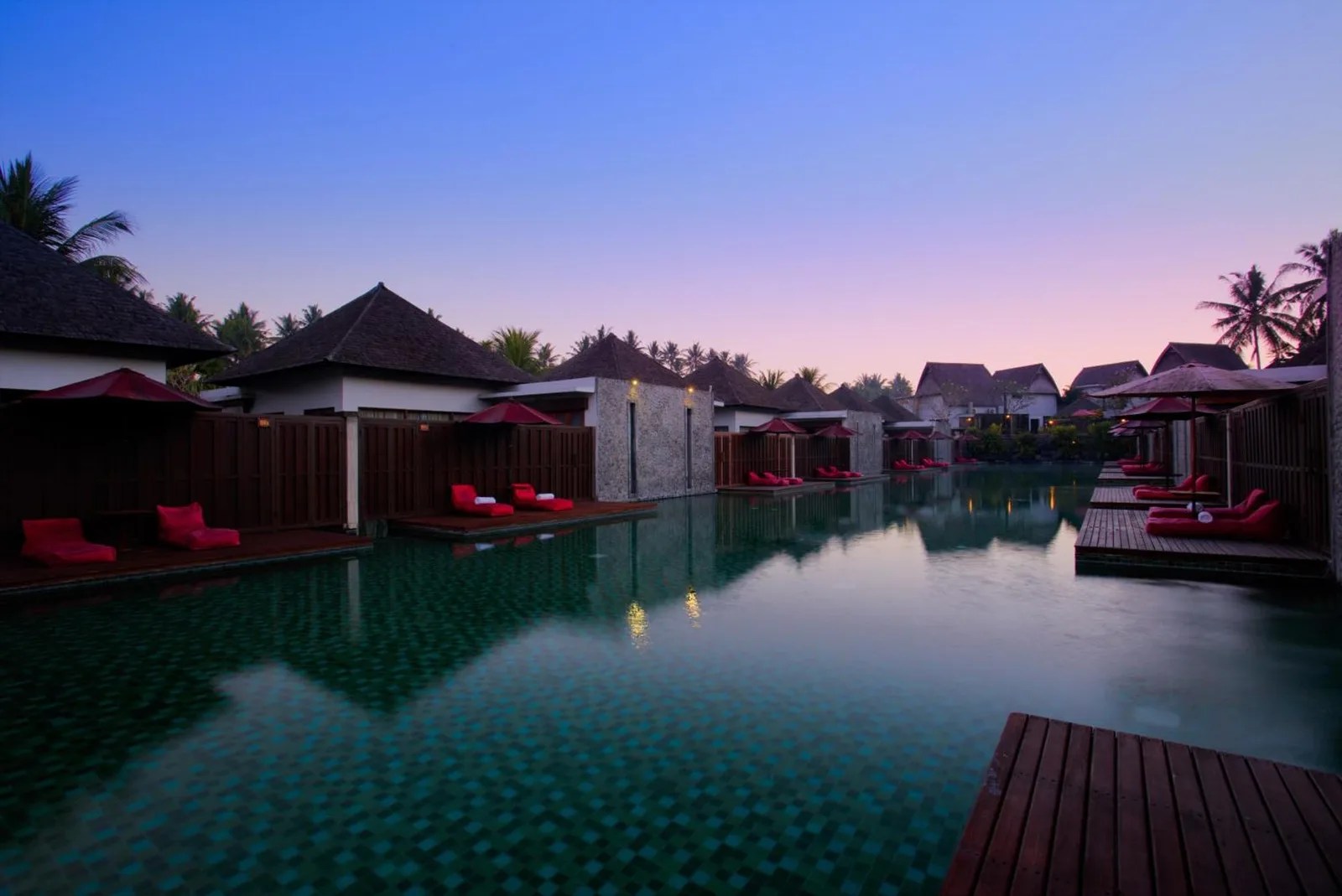 Poolvillen im Lagunenstil im FuramaXclusive Resort & Villas, Ubud bei Dämmerung in Ubud, Bali