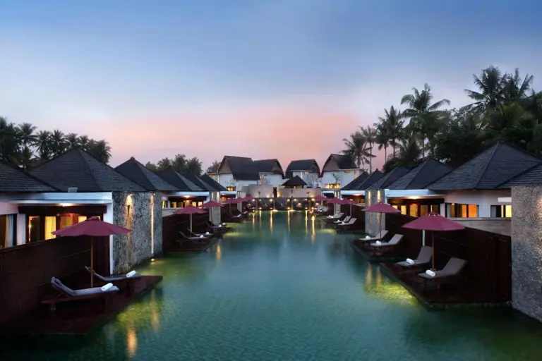 Symmetrischer Resort-Pool zwischen Villen bei Sonnenuntergang im FuramaXclusive Resort & Villas, Ubud