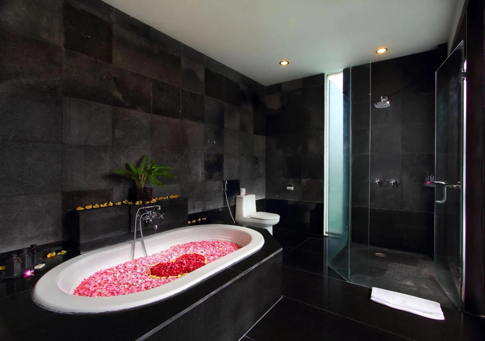 Luxuriöses Badezimmer im FuramaXclusive Resort & Villas, Ubud mit freistehender Badewanne und separater Dusche