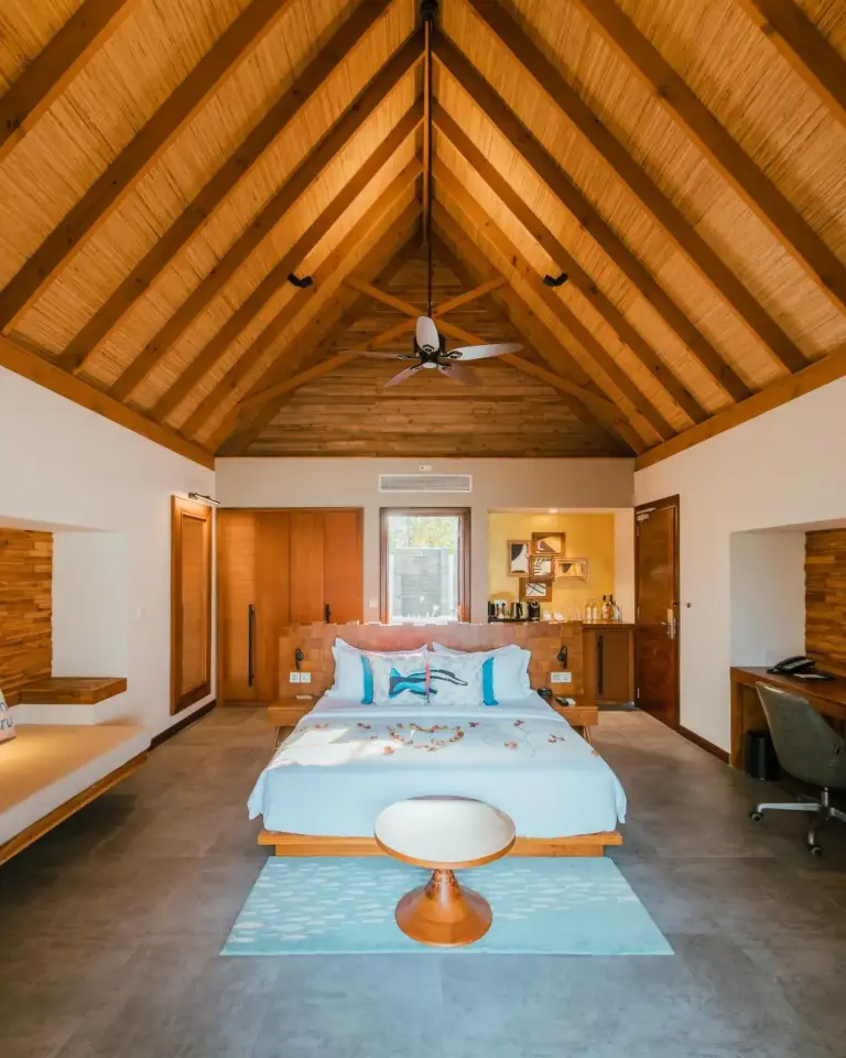 Intérieur d'une villa de plage à Fushifaru Maldives avec une décoration moderne