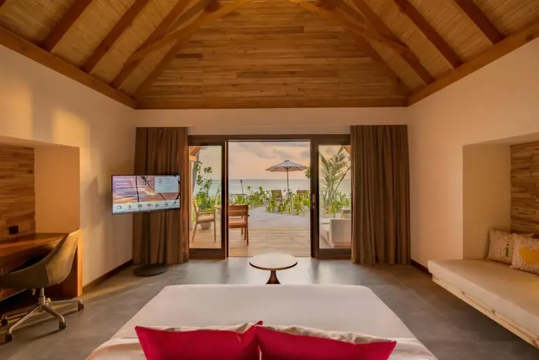 Vue depuis une villa de plage à Fushifaru Maldives surplombant l'océan