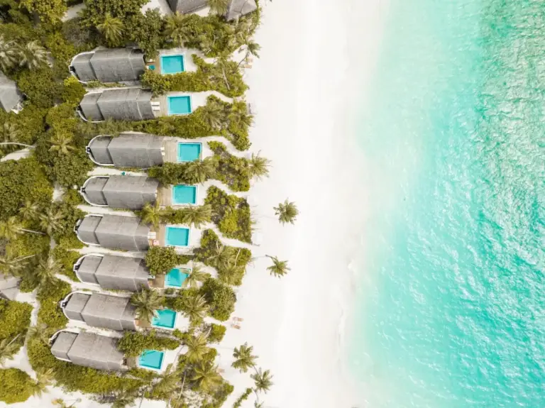 Vue aérienne des villas de plage avec piscines privées à Fushifaru Maldives